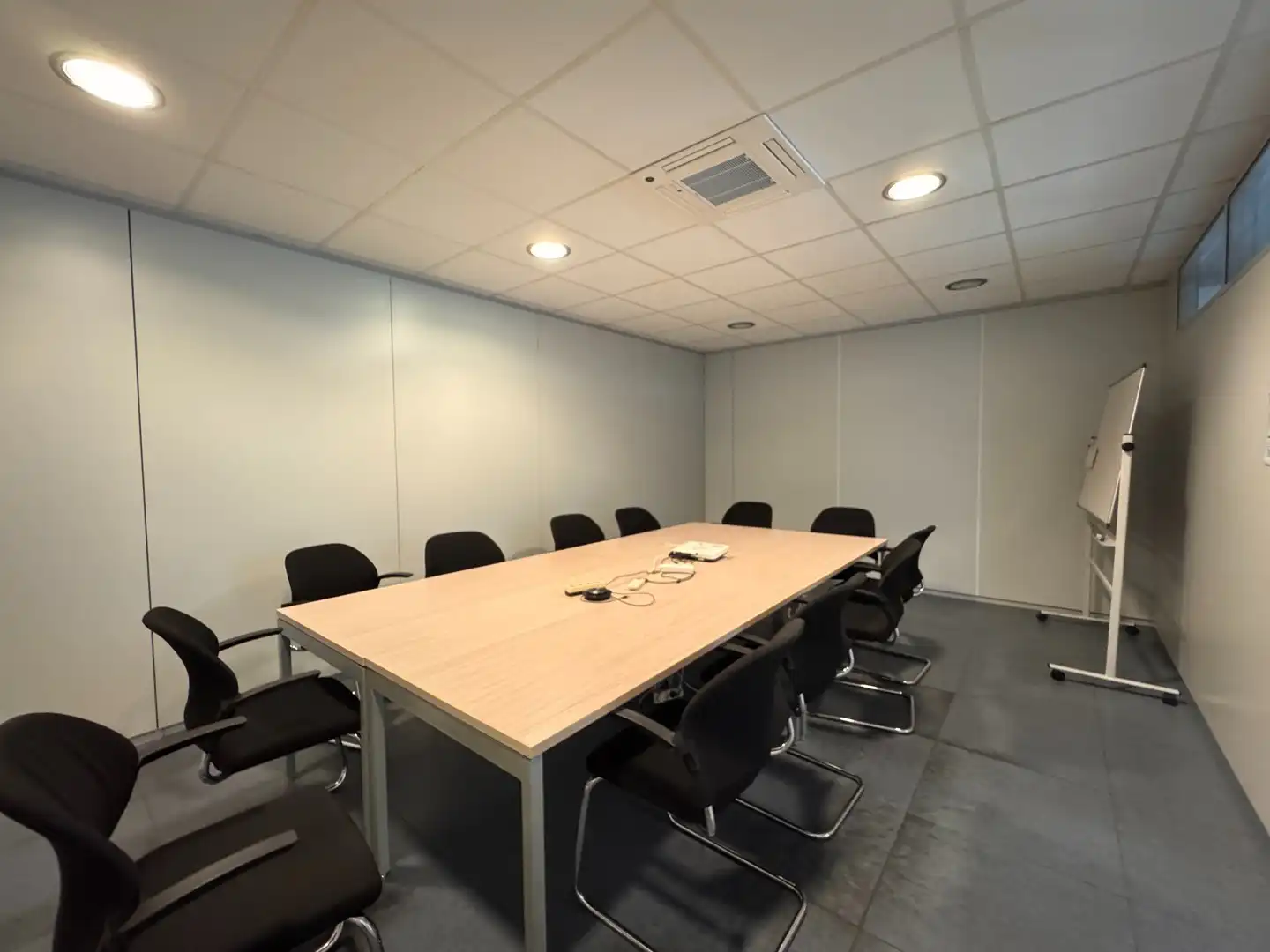 Instapklare kantoorruimte van 450 m² met ruime parking te Oostkamp foto 7