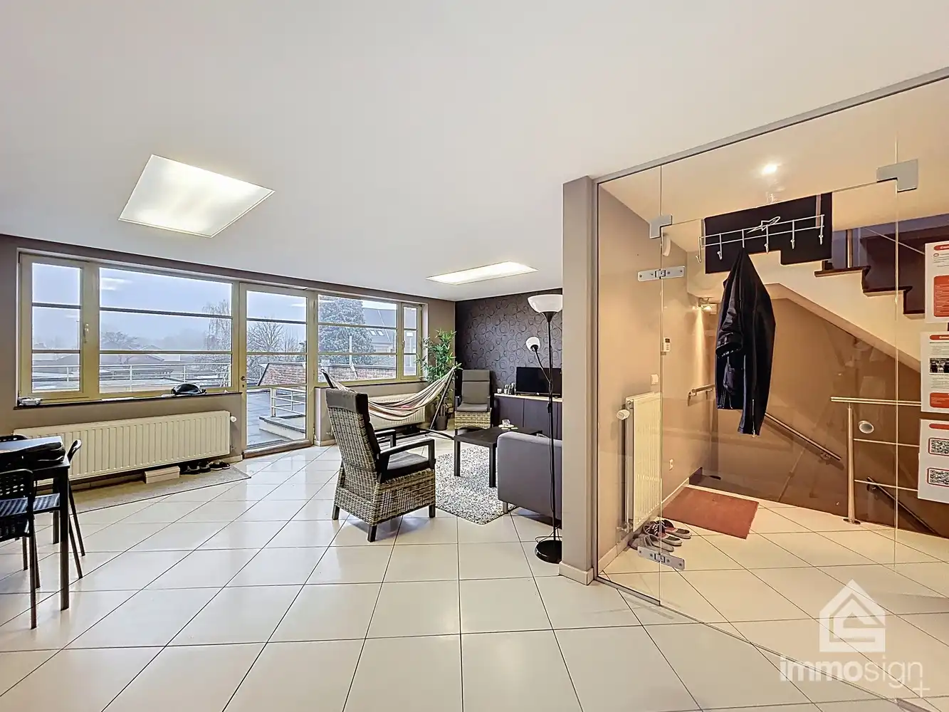Ruim appartement met groot terras, 2 slaapkamers en carport in Peer centrum foto {{pictureIndex}}
