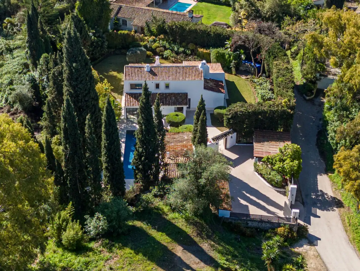 Gerenoveerde chique villa te Benahavis omgeven door een prachtig landschap. foto {{pictureIndex}}