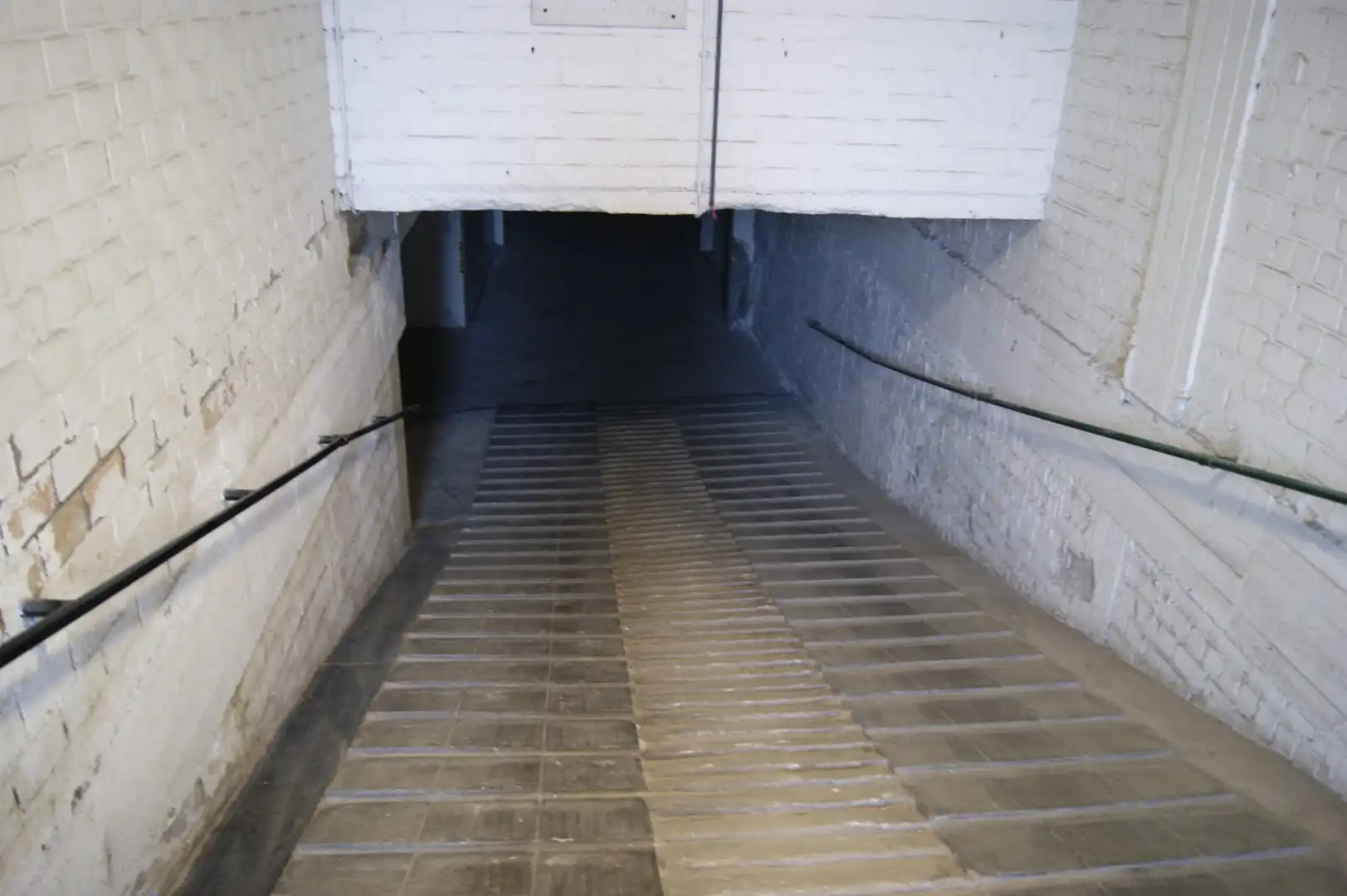 Ondergrondse garagebox met sectionaalpoort op toplocatie in Middelkerke foto 2