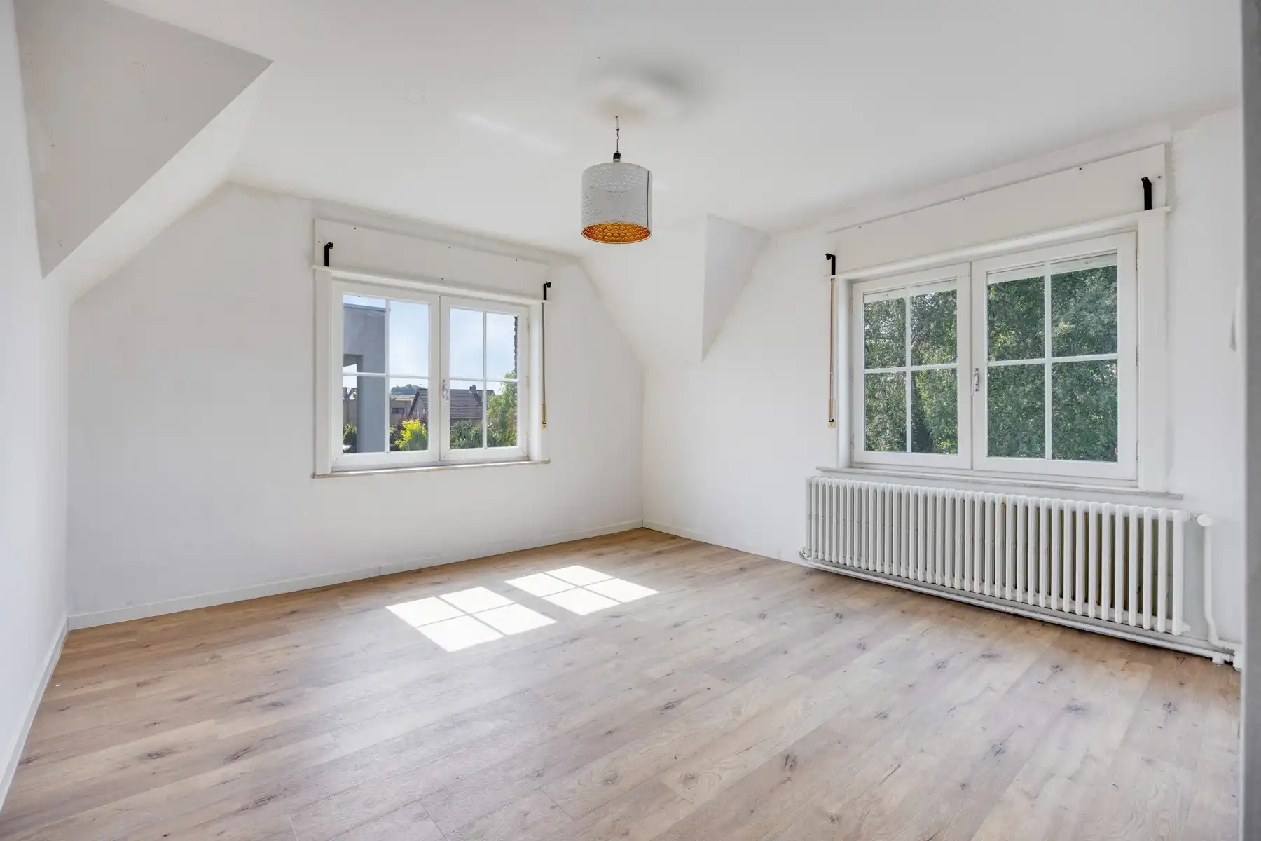 Karaktervolle woning met terras en grote tuin. foto 13