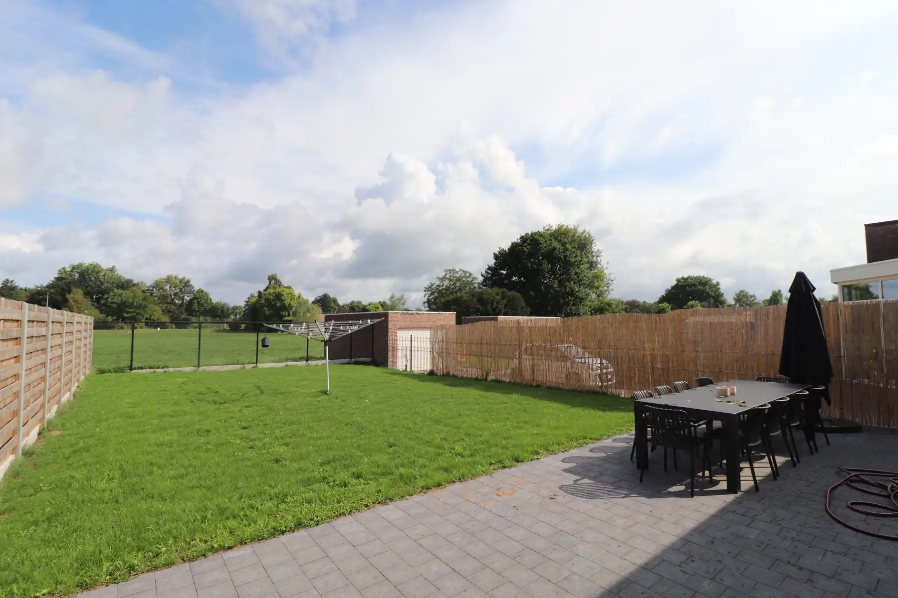 Een ruime nieuwbouwwoning met 3 slaapkamers, terras, tuin en garage.  foto 14
