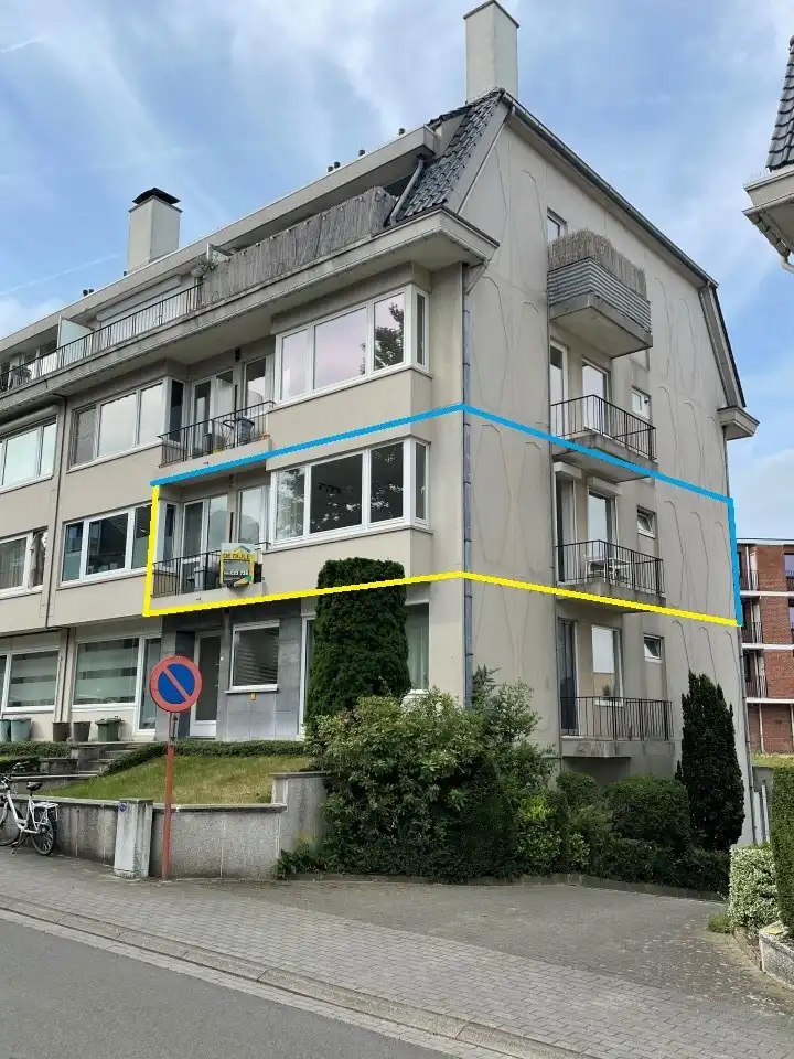 Lichtrijk - gerenoveerd hoekappartement MET garagebox foto 2