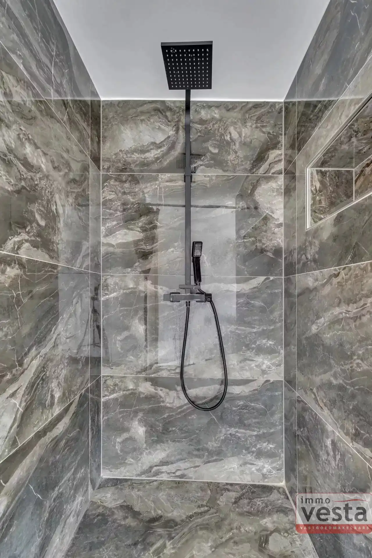 Goedgelegen, volledig gerenoveerd handelspand met woonst foto 20