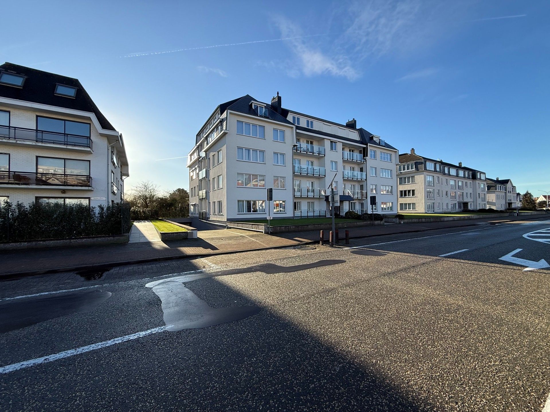 Goed gelegen parkeerplaats op wandelafstand van de zeedijk foto {{pictureIndex}}