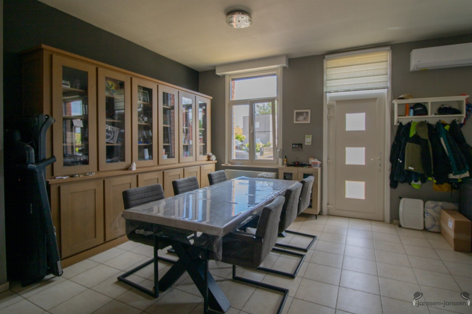 Gerenoveerde instapklare woning met 4 slaapkamers foto 4
