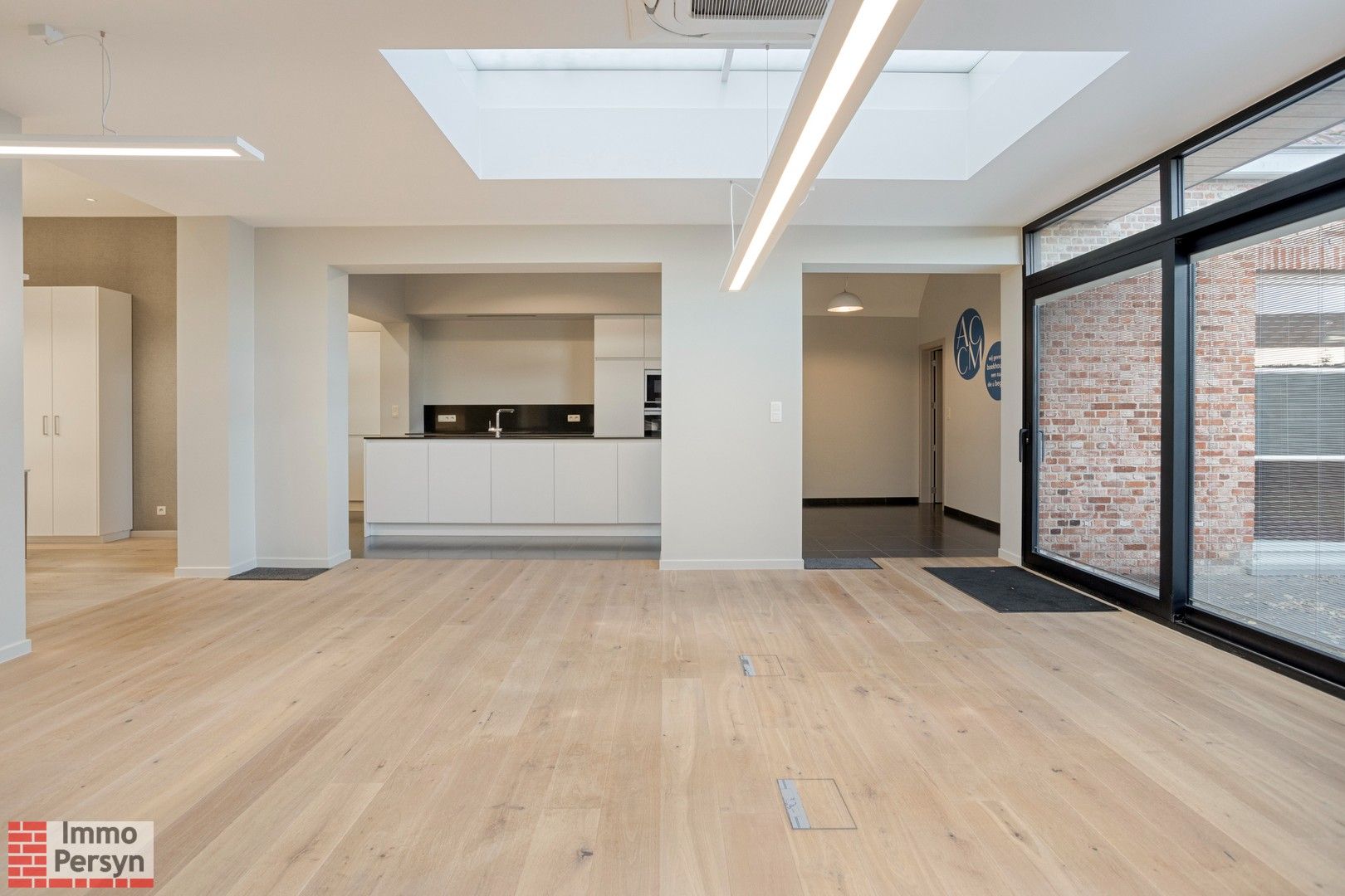 Modern en ruim kantoor. Tuin. 2 staanplaatsen. foto 11