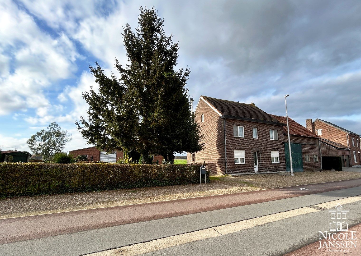 Te renoveren ruime hoevewoning met stallingen en grond foto 15