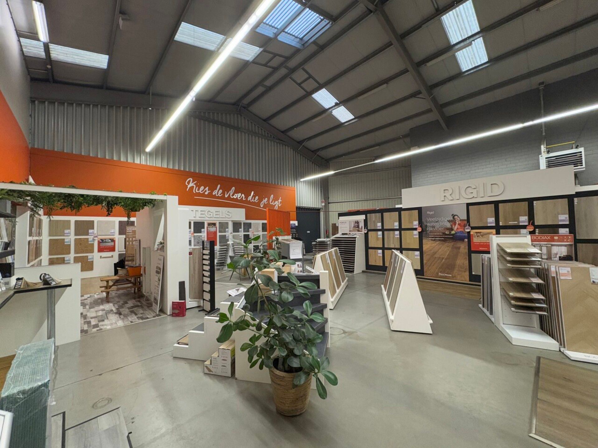 TE HUUR/TE KOOP bedrijfsgebouw op zichtlocatie te Aartselaar foto 3