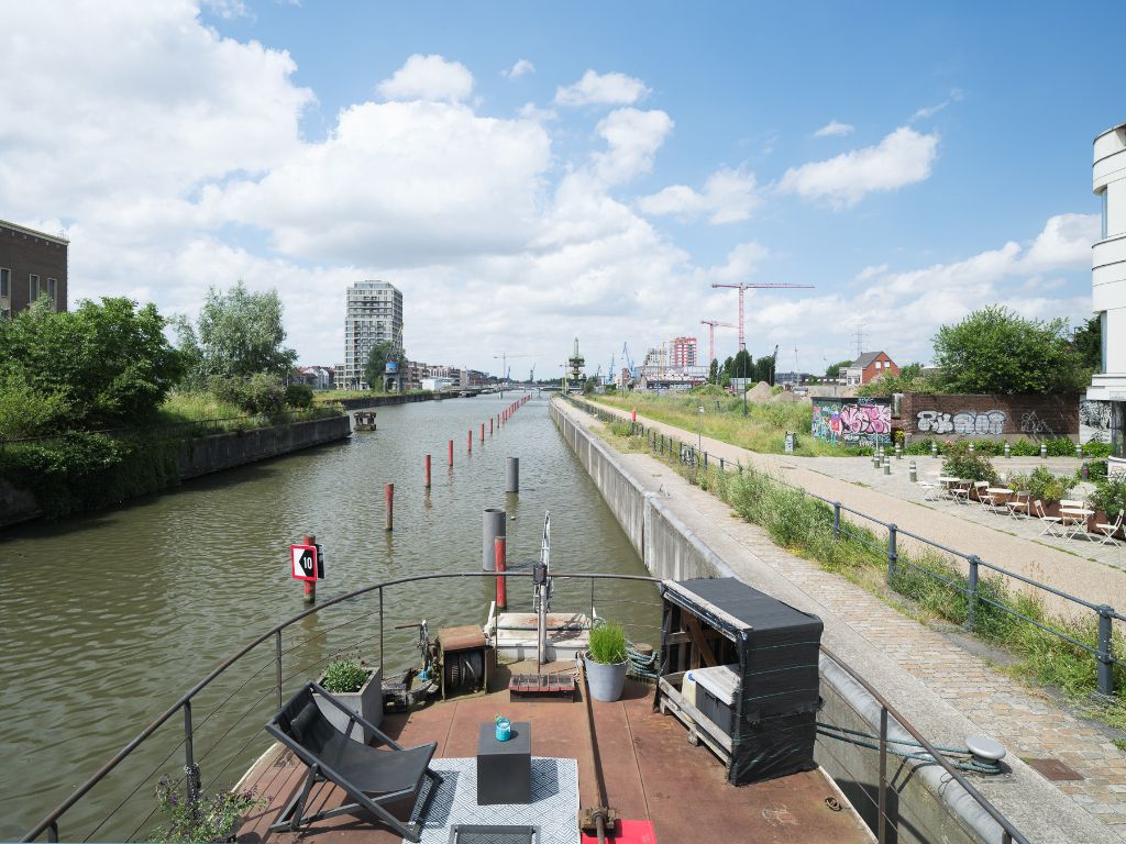 Instapklare woonboot ‘Aurelia Feria’ te koop op een unieke locatie, aan het stadscentrum, Kleindokkaai. foto 6