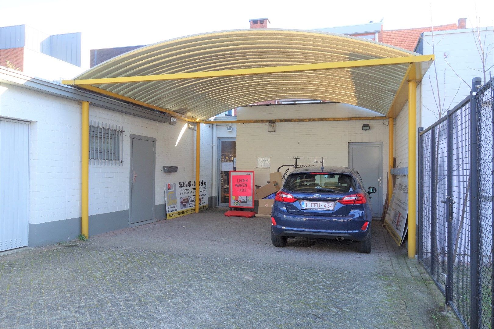 Riant handelsgelijkvloers met 2 autostnpltsen foto 8