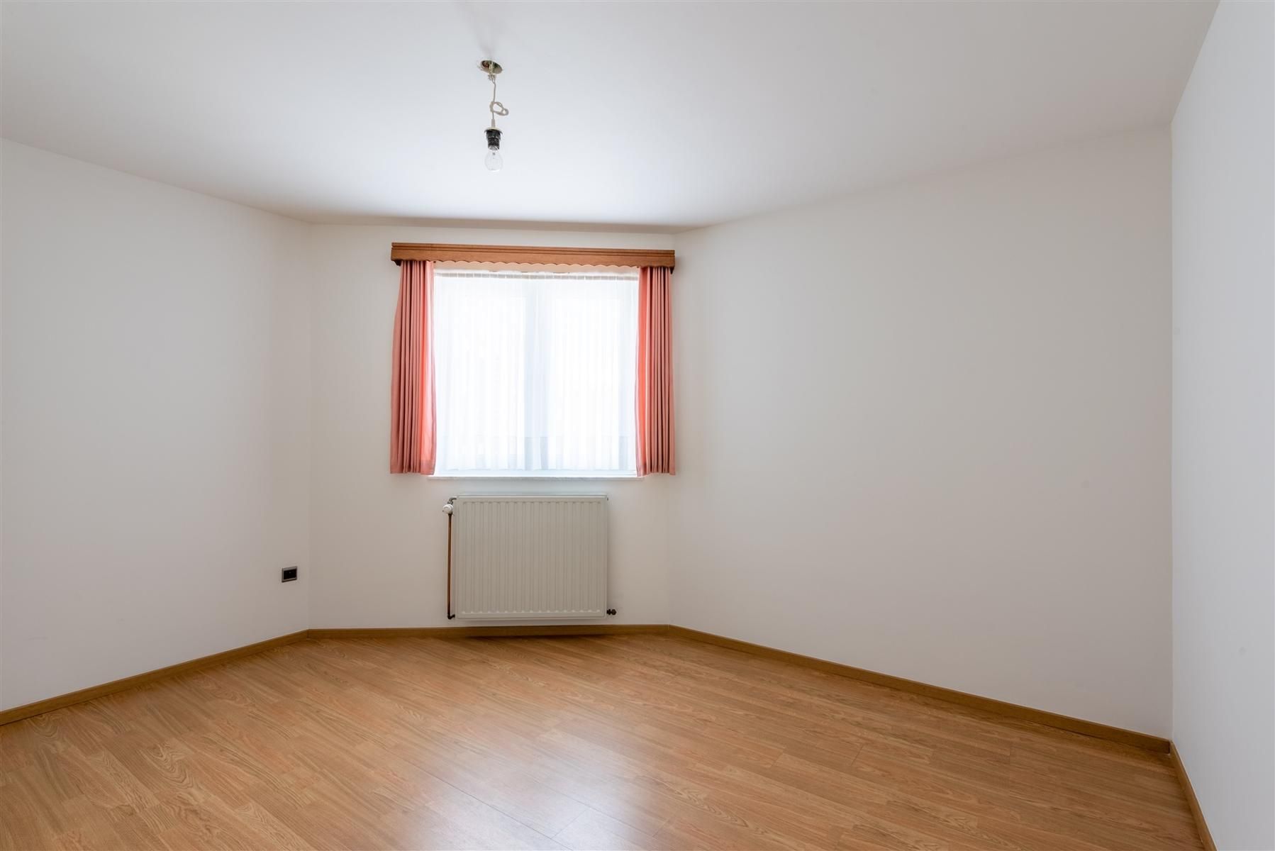 Gelijkvloersappartement met garage foto 18