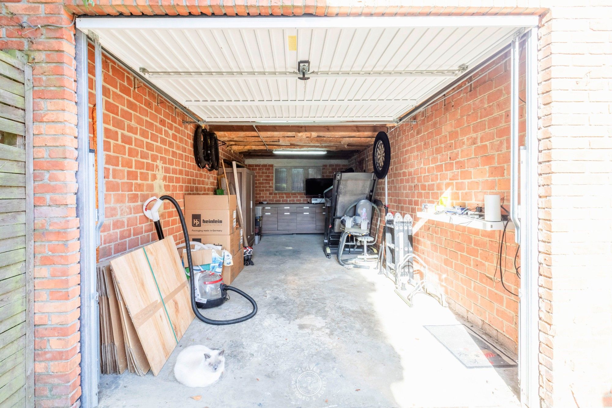 Charmante halfopen woning met lange oprit en zonnige tuin foto 9