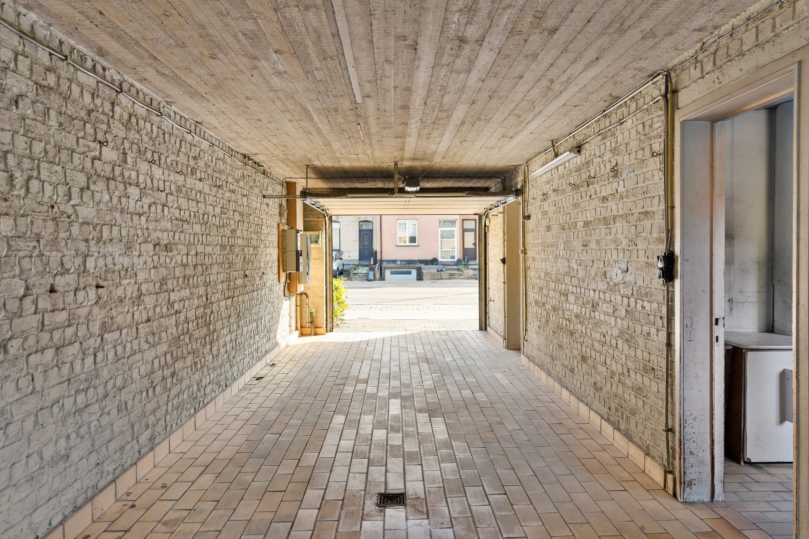 Karaktervolle voormalige dokterswoning met praktijkruimte, lift, dubbele garage, 5 SLPK. en grote tuin foto 11