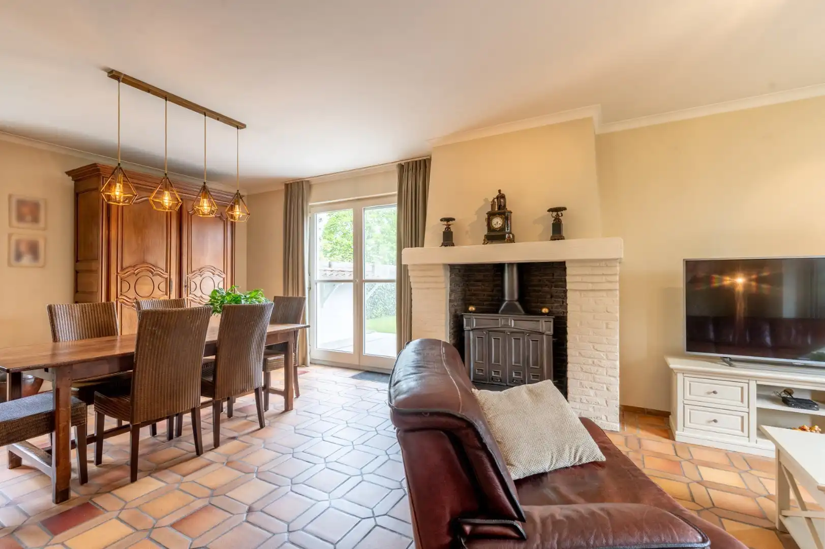 Villa met 3 kamers, 20 zonnepanelen en een dubbele garage op 800 m² foto 6