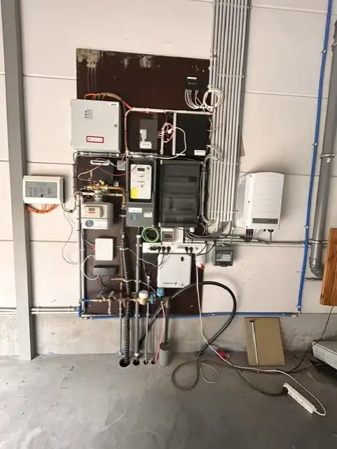 Bedrijfshal van 207 m² met een kantoorruimte op 1° verd. van 105 m² foto 8
