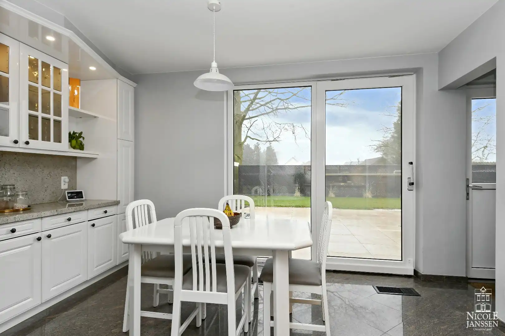 Charmante vrijstaande gezinswoning met grote garage en mooie tuin   foto 12