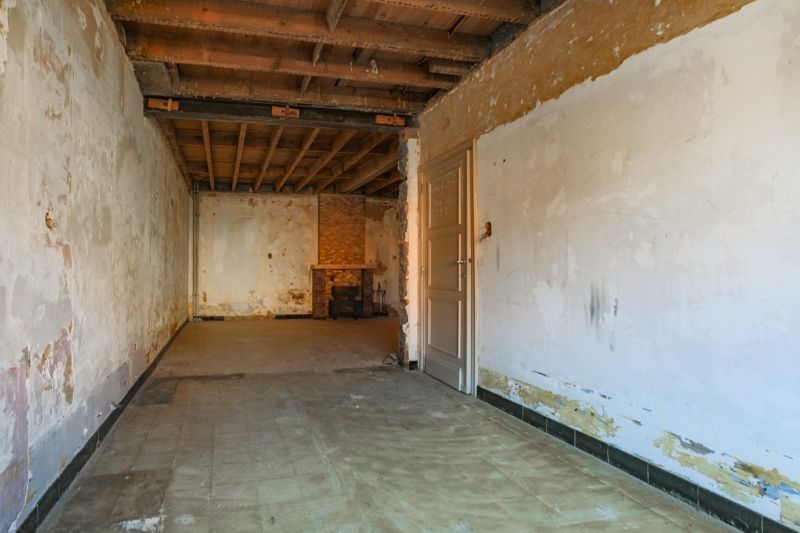 Centraal gelegen, te renoveren, ruime halfopen bebouwing met 7 slaapkamers. Tuin kijkt uit op open ruimte... foto 4