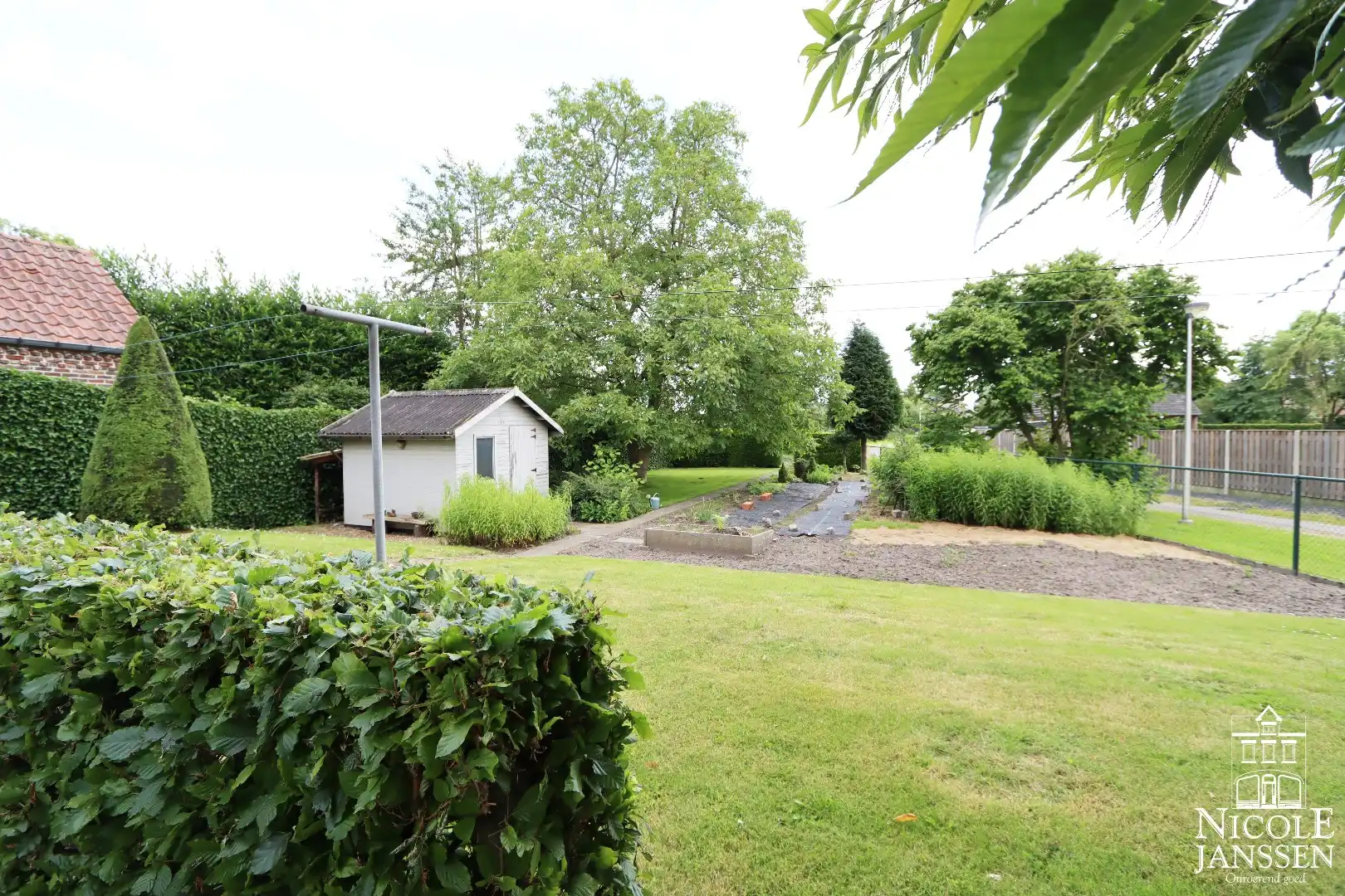 Instapklare en ruime gezinswoning met garage en diepe tuin in het gezellige Beek foto 23