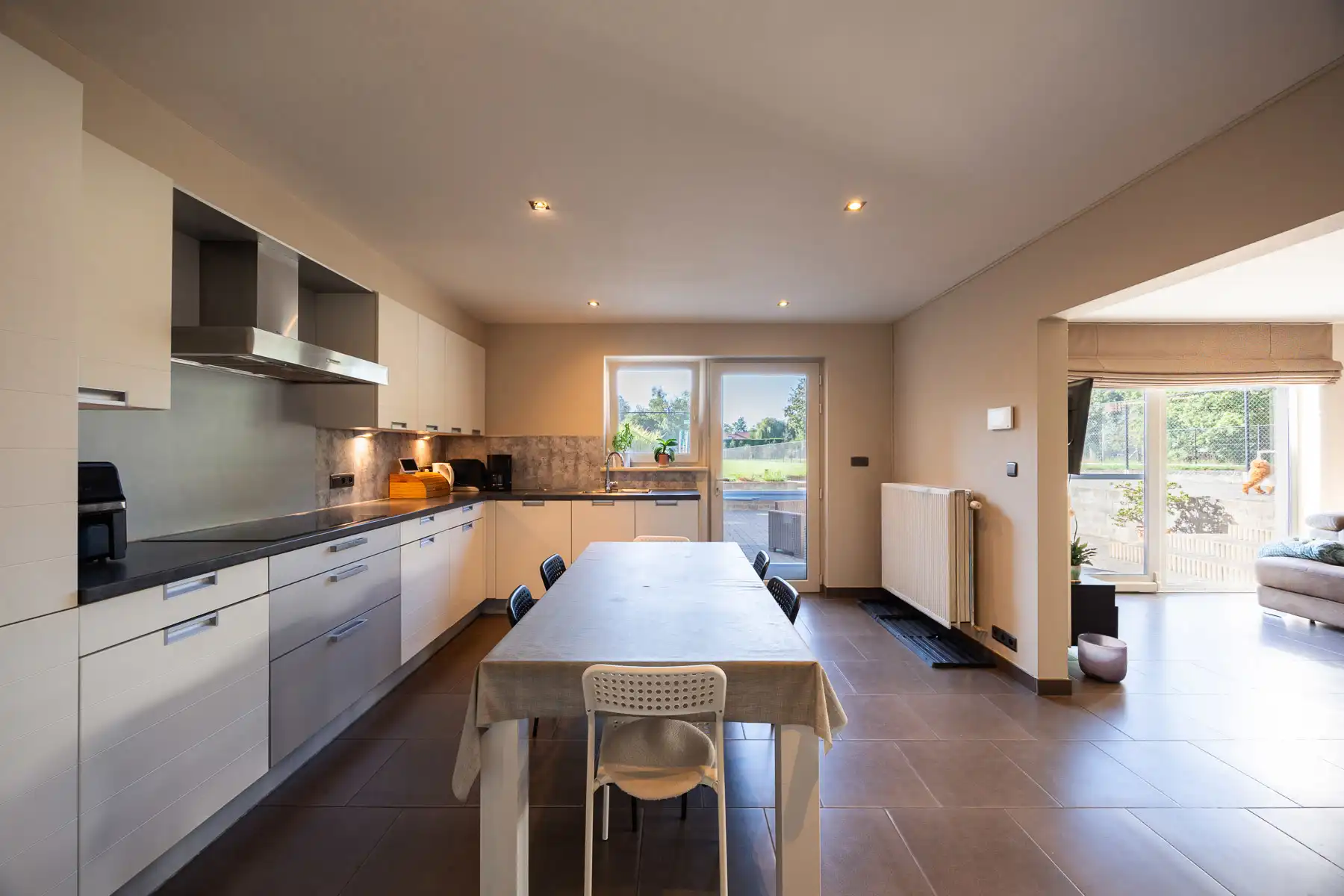 Ruime energiezuinige woning met 6 SLPK's en diepe tuin foto 8