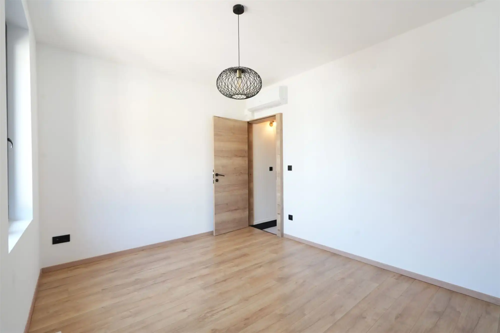 Gerenoveerde woning met drie slaapkamers en tuin foto 14