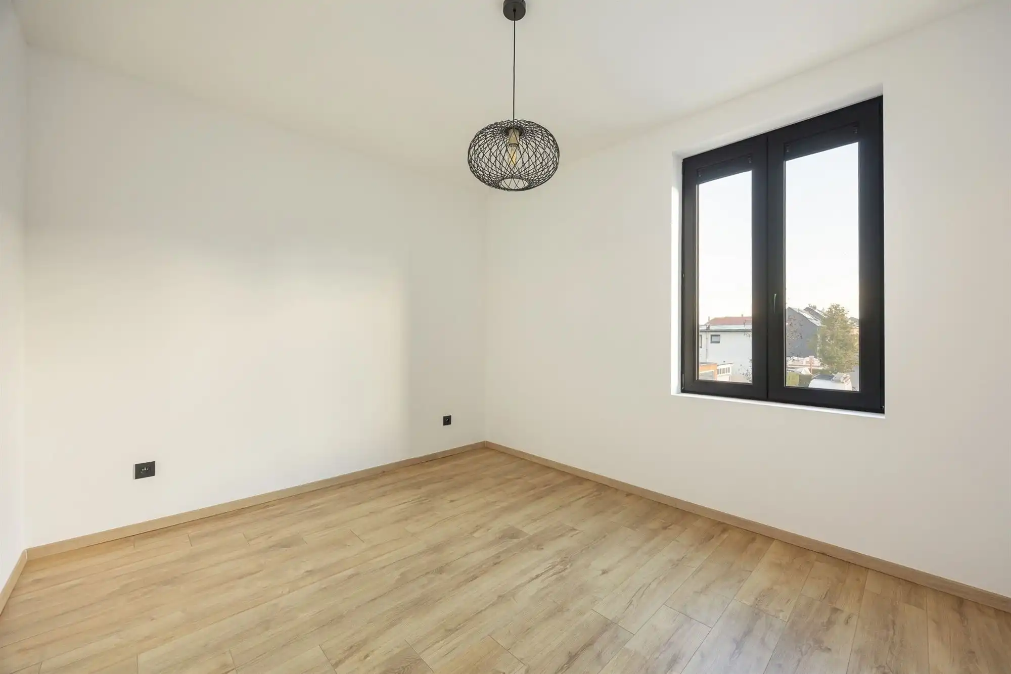 Gerenoveerde woning met drie slaapkamers en tuin foto 14