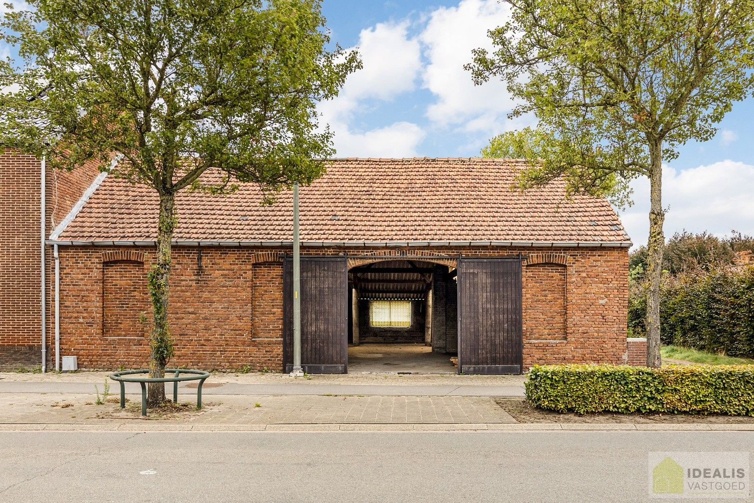 IDEALIS VASTGOED – LOODS/OPSLAGRUIMTE (+-220M²) UITERST GESCHIKT VOOR WIE OP ZOEK IS NAAR RUIMTE EN OPSLAG IN HET CENTRUM VAN PEER OP EEN ZEER GUNSTIGE LOCATIE! foto {{pictureIndex}}