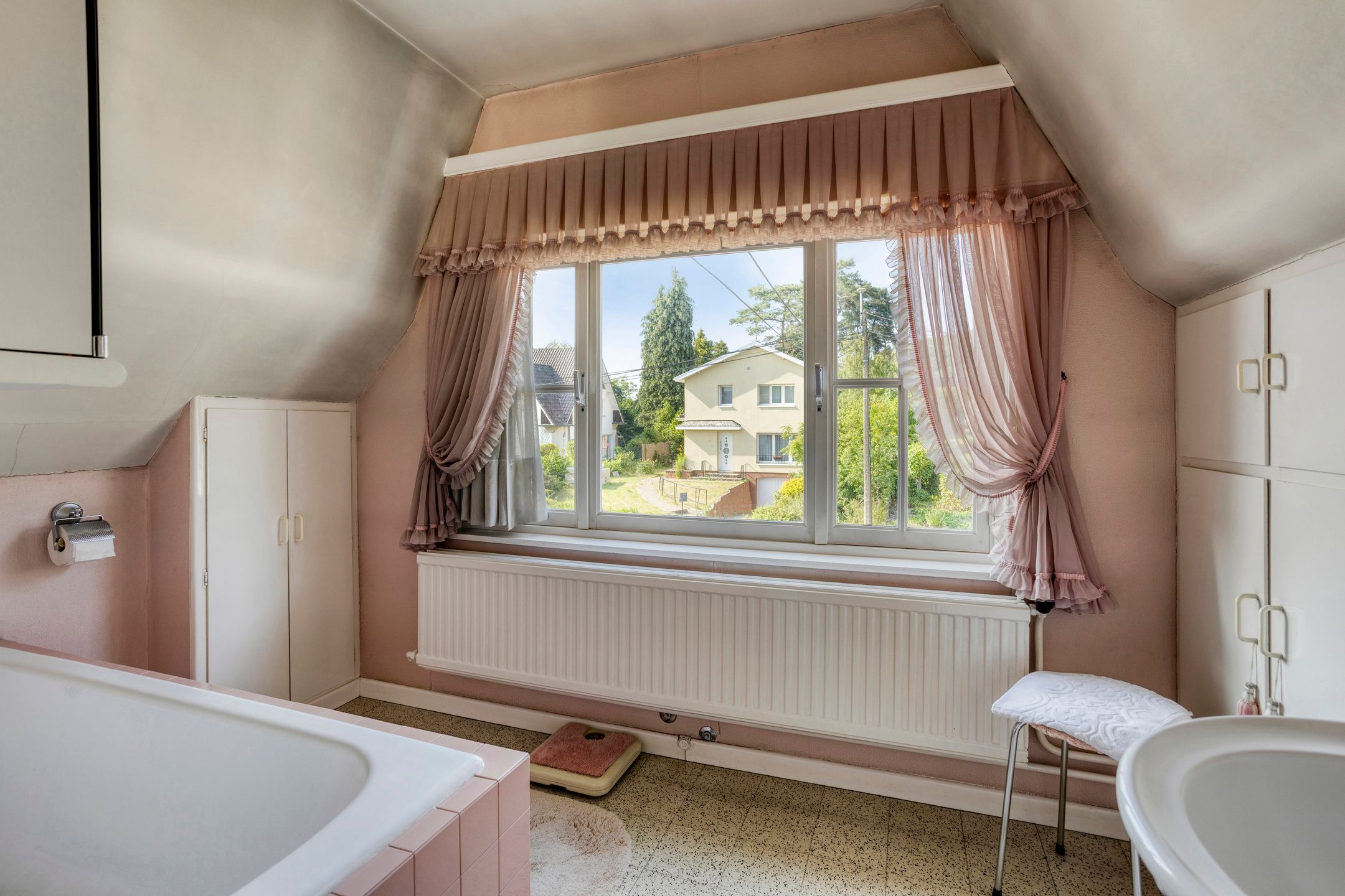 Te renoveren woning met veel potentieel foto 19