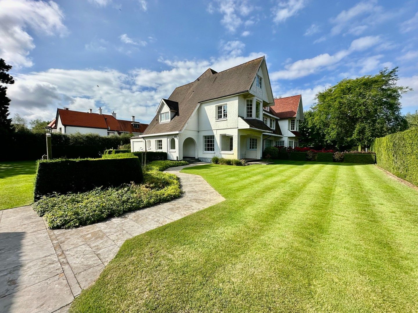 Prachtige koppelvilla op triple A locatie, in hartje het Zoute, tussen de Royal Zoute Golf Club, het Dominicanenkerkje en het strand. foto 1