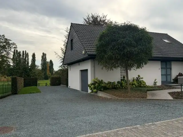 Eengezinswoning met 2 slaapkamers, garage, terras en tuin foto 2