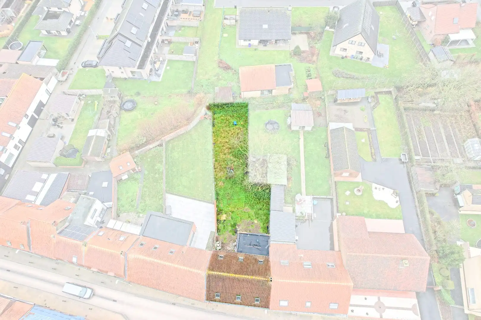 Unieke kans, afgewerkte woning met 4 slaapkamers en ruime tuin. foto {{pictureIndex}}