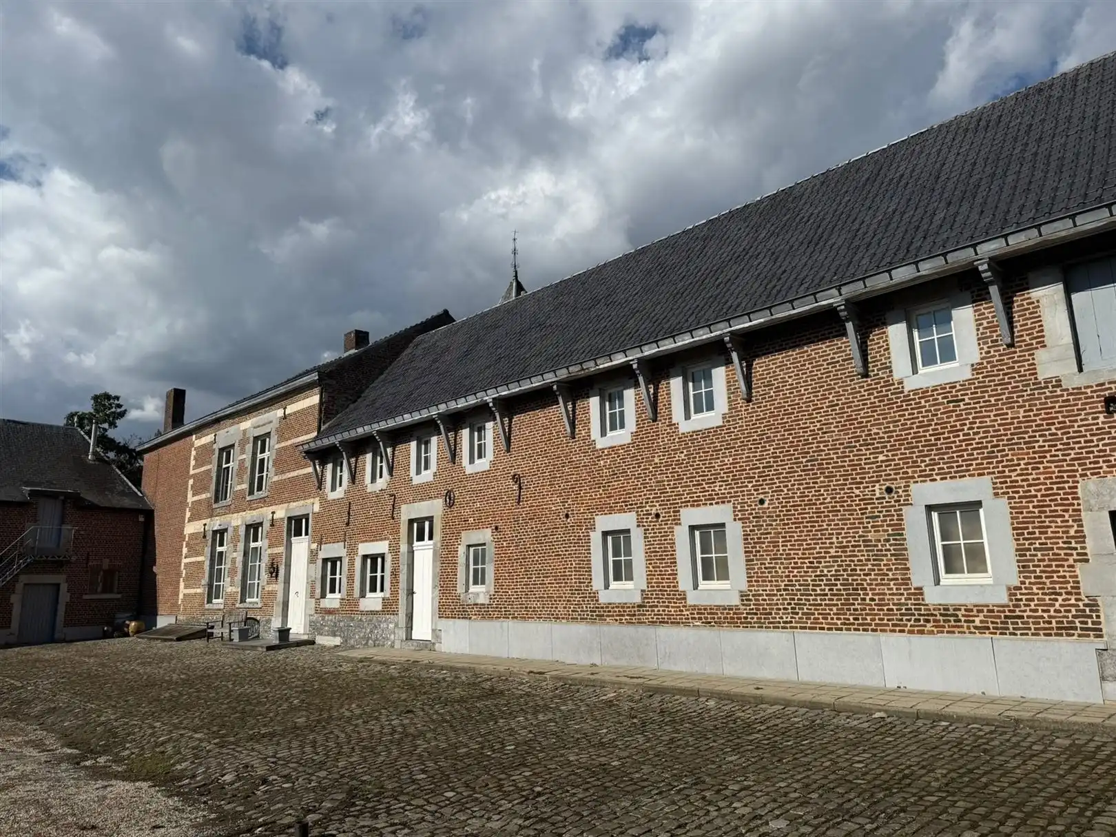 Instapklaar kasteeldomein met vierkantshoeve foto 14