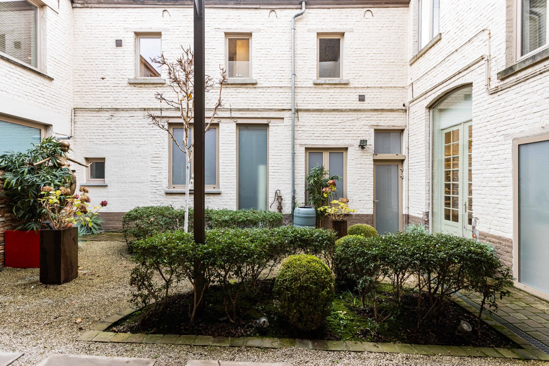 Stijlvol handelspand met luxe-appartement en tuin foto 2