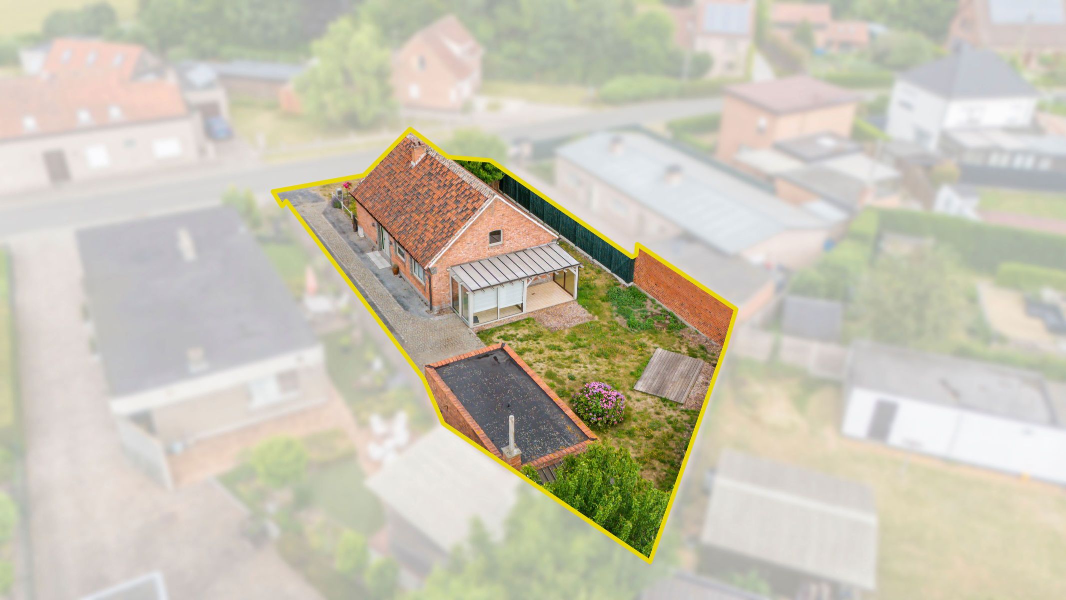 Bungalow met veel potentieel, aangename tuin en garage foto 4