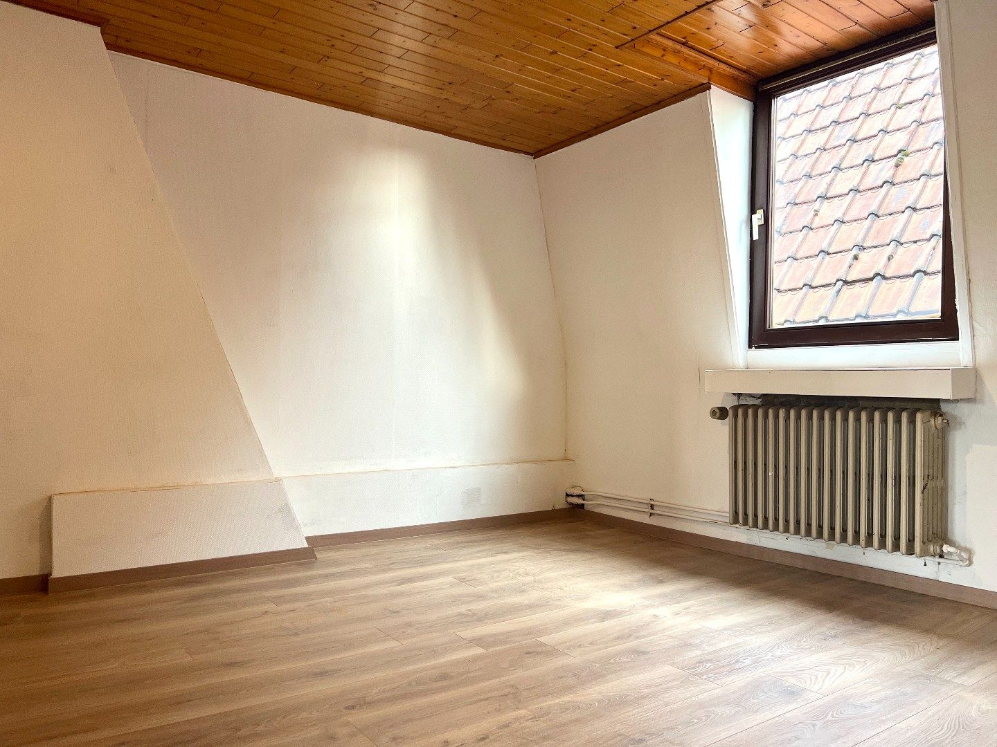 Ruime brede gezinswoning met garage te koop te Harelbeke! foto 14