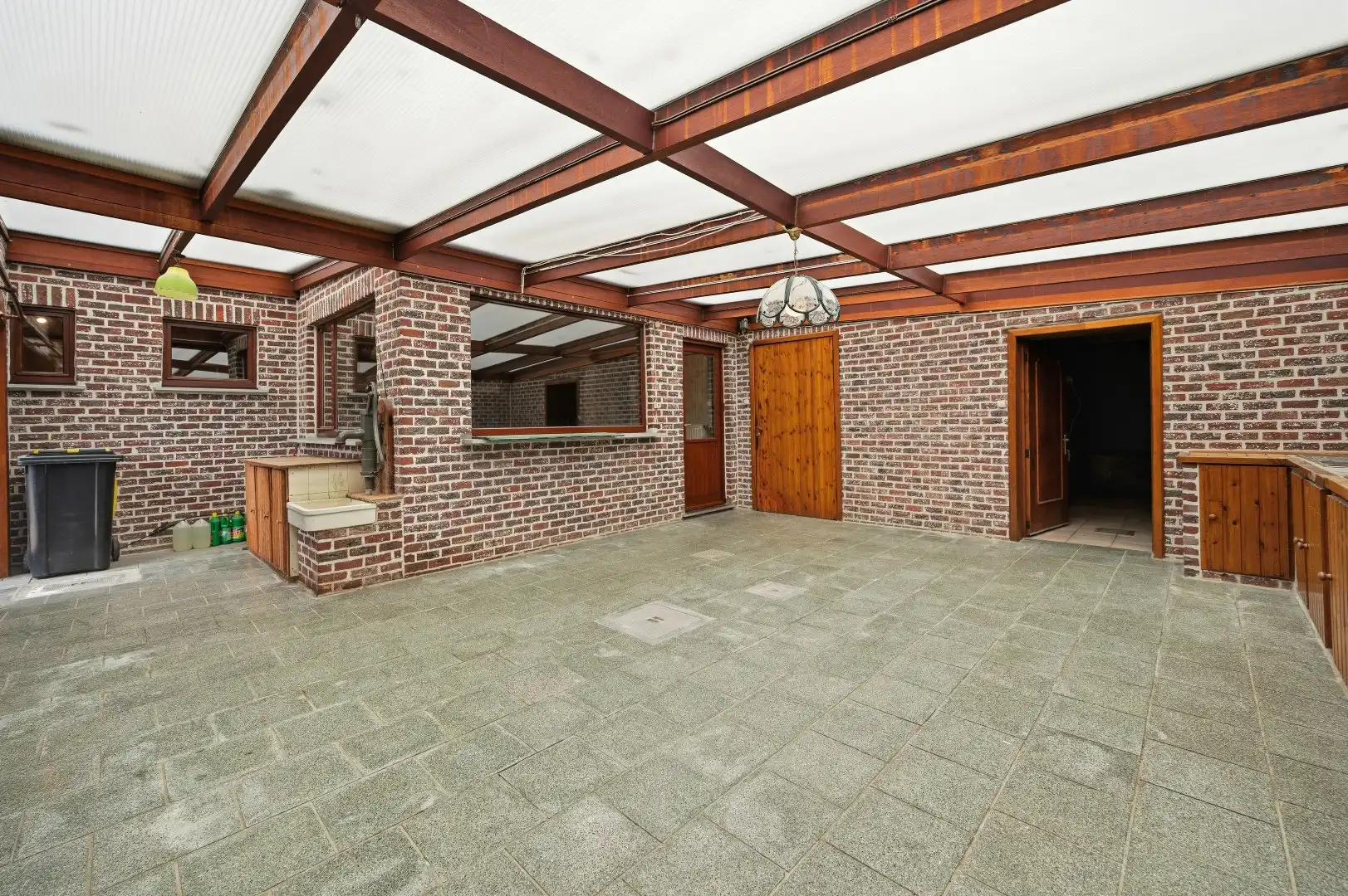 Ruime te renoveren rijwoning met ontzettend veel potentieel en een leuke tuin foto 12
