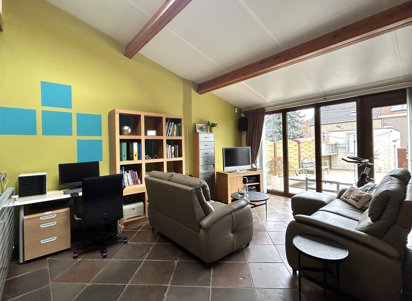 A must see - verrassend ruime woning met achteringang met privéparkeerplaatsen foto 7