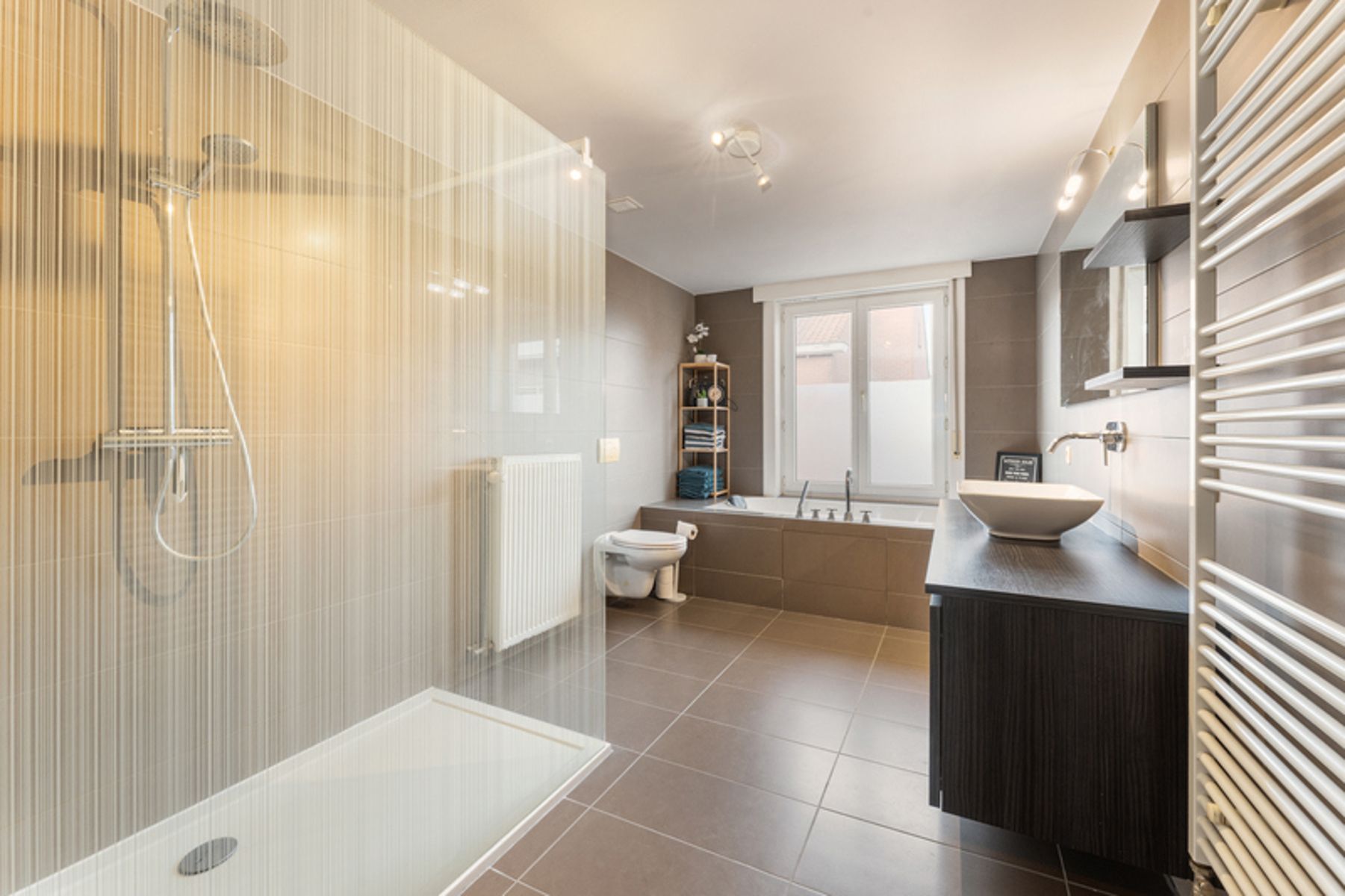 Vernieuwde woning met garage en stadstuintje foto 12