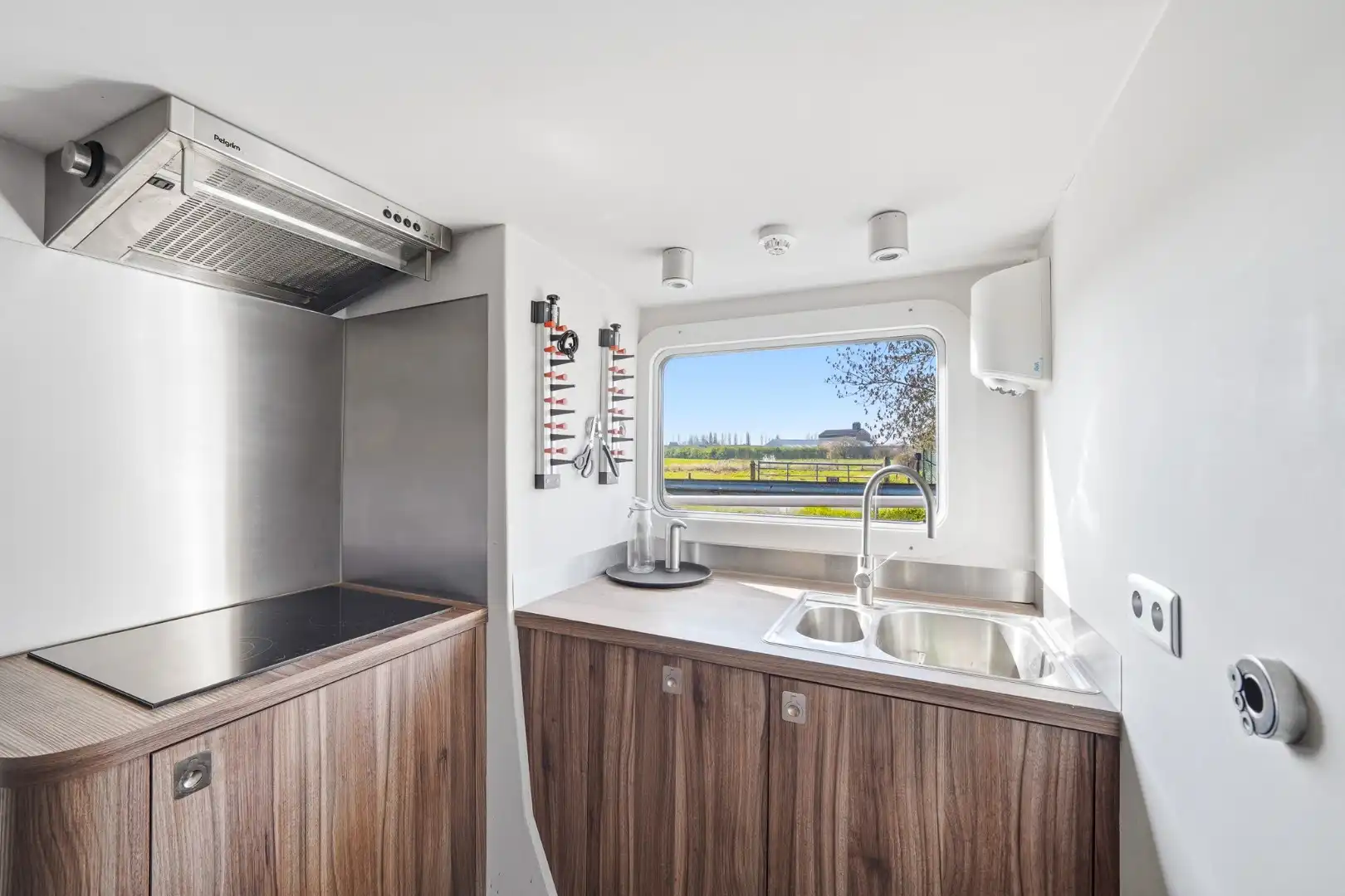 Unieke woonboot met B&B en vergunde ligplaats in Plassendale foto 31