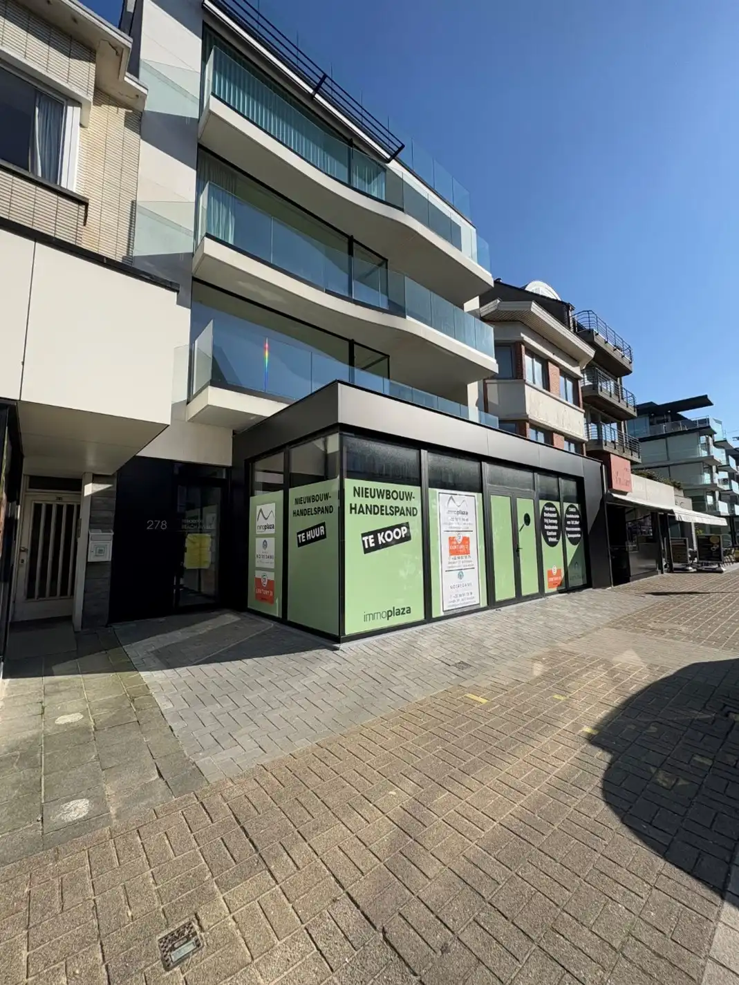 Veelzijdige handelsruimte te huur in Sint-Idesbald: € 1950 / maand  foto {{pictureIndex}}