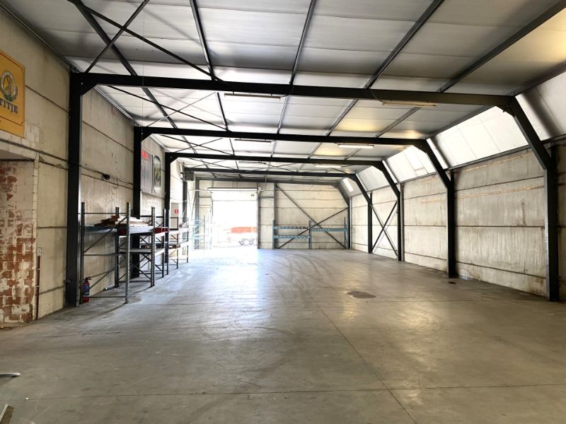 Ruim magazijn (550m²) met buitenruimte achteraan foto {{pictureIndex}}