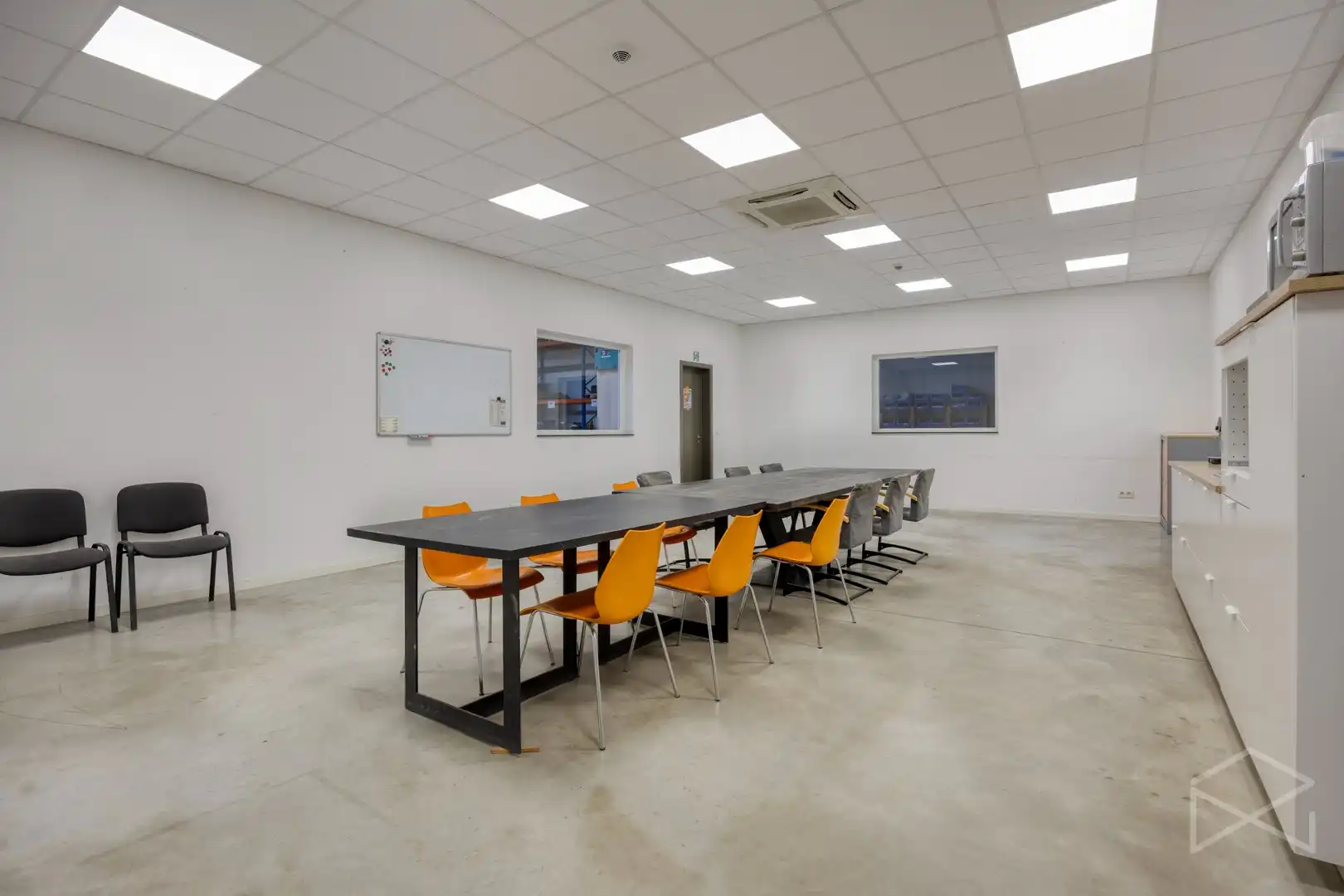 Magazijn met bureauruimte en parkeerplaatsen te huur in Tessenderlo-Ham foto 11