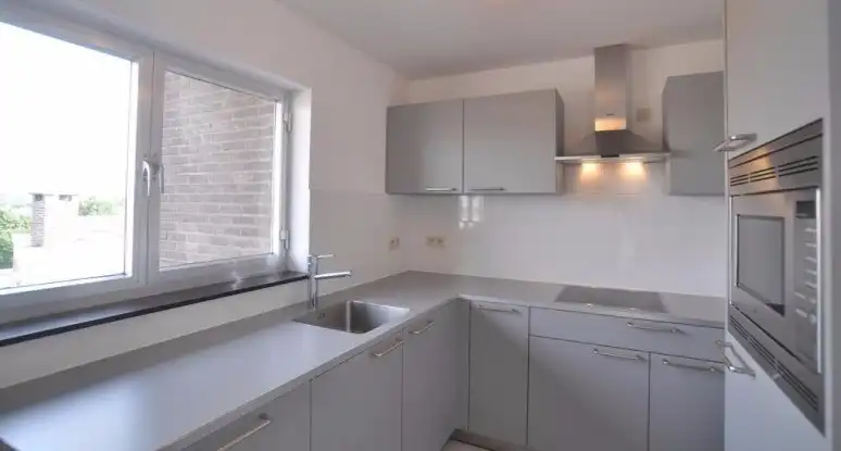 Ruim appartement te koop in Residentie Capricornus te Rekem foto 5