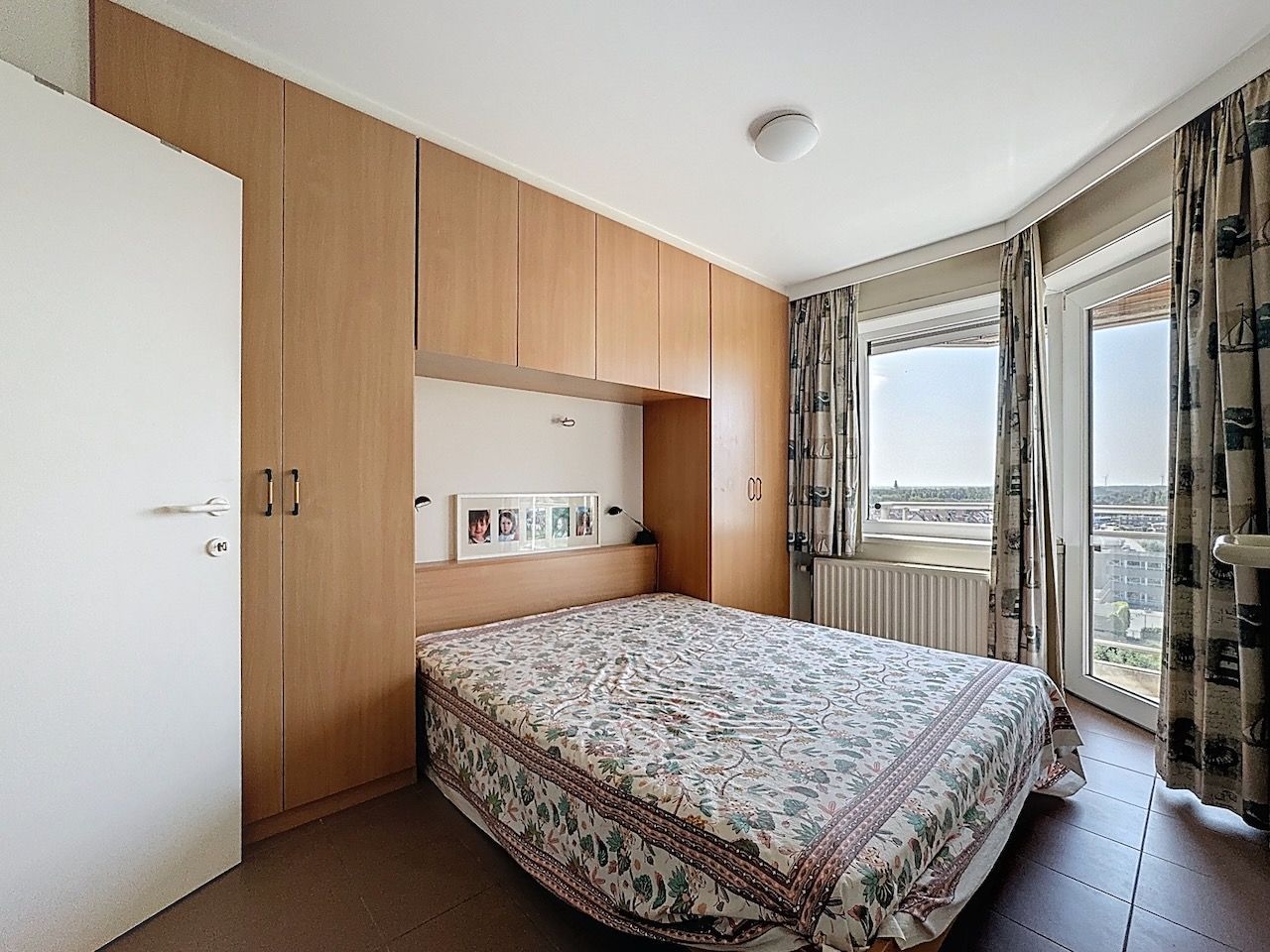 Buitengewoon ruim appartement met frontaal zeezicht en een woonkamer van maar liefst 8,12 m breed! foto 23