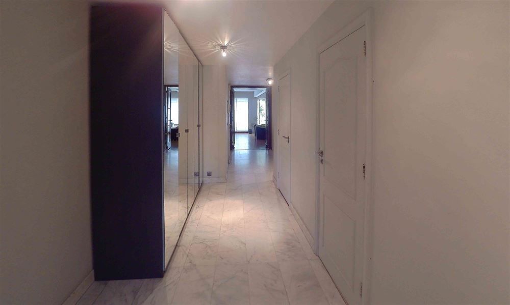 Ruim appartement met terrassen en garagebox foto 3