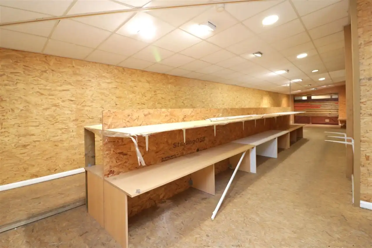 handelszaak met magazijn op zeer zichtbare locatie foto 20