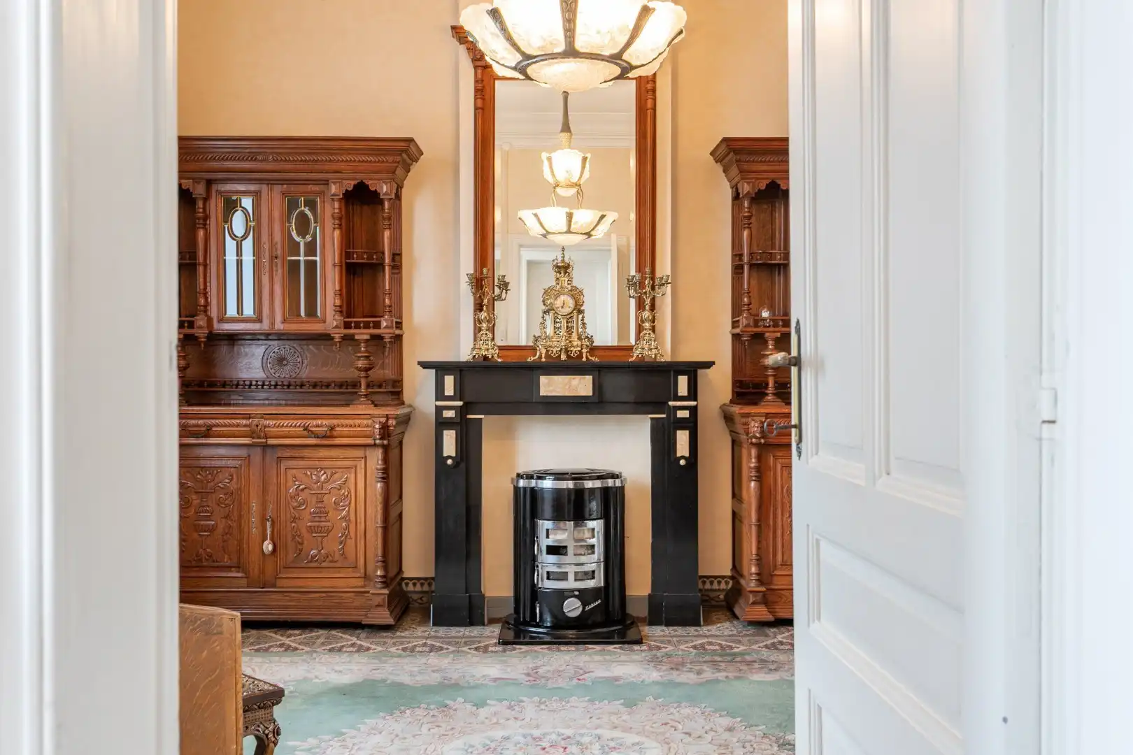 Karaktervol, te renoveren herenhuis met enorm potentieel te Gooik foto 4