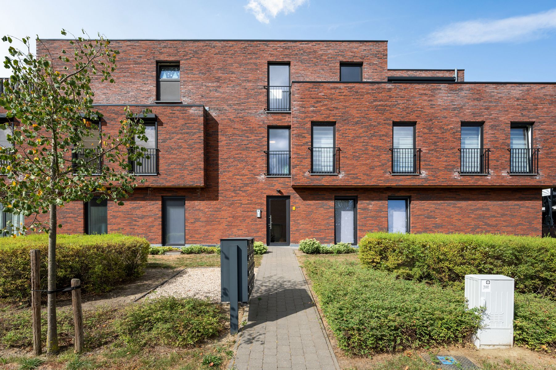 Modern appartement met terras in een doodlopende straat. foto {{pictureIndex}}