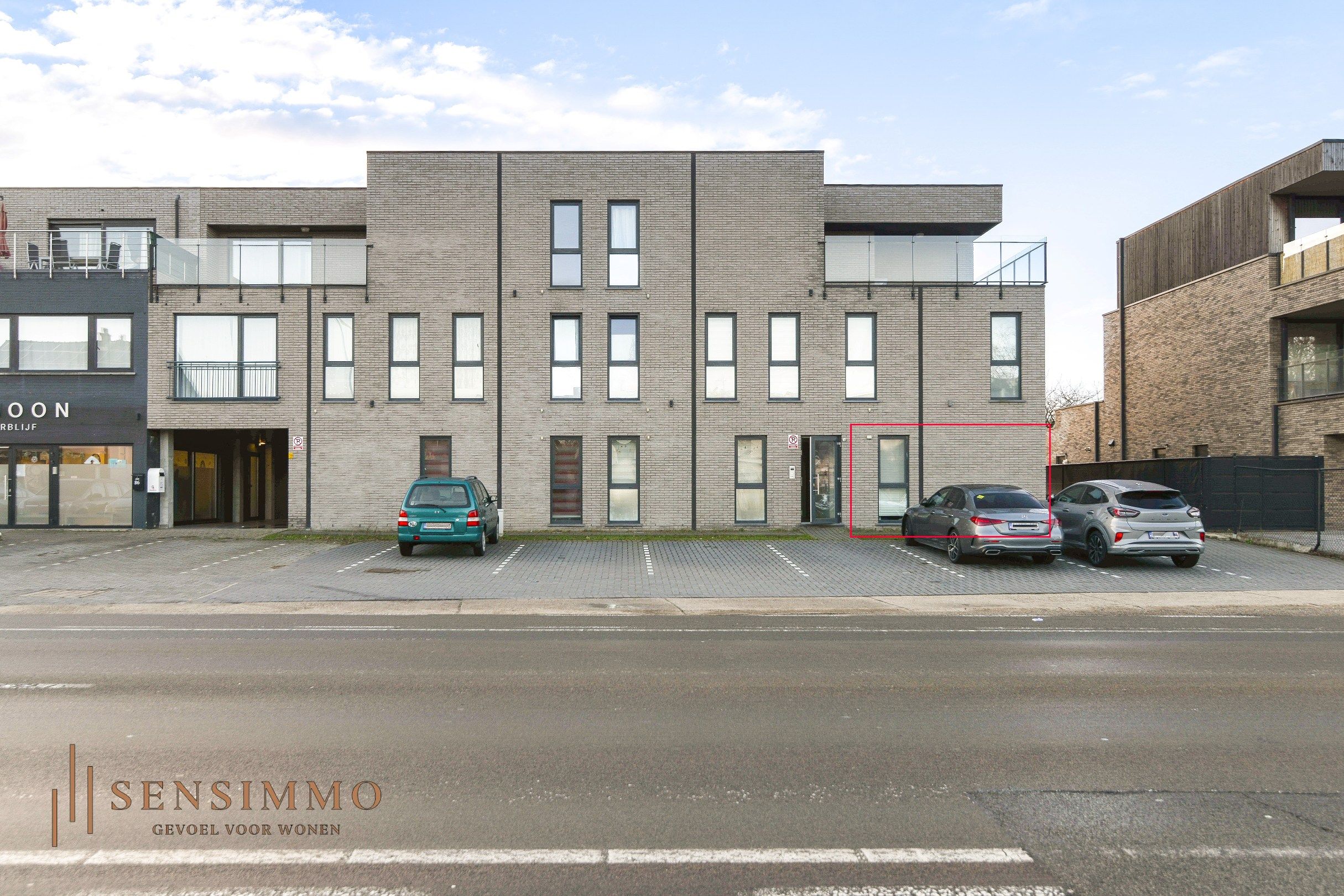 Gelijkvloers tweeslaapkamerappartement met tuin, parking en kelderberging foto {{pictureIndex}}