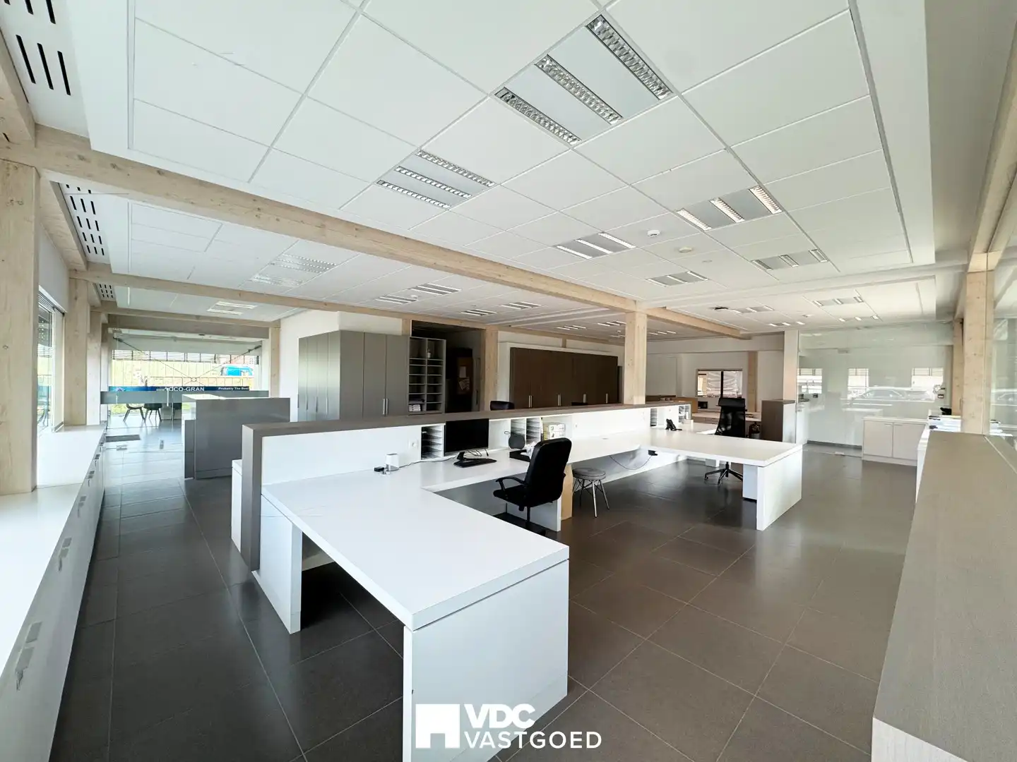 Representatief bedrijfscomplex met kantoren, dubbele industriehal, vergaderfaciliteiten, woongelegenheid en zonnepanelen foto 14